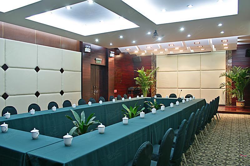 北京紫玉饭店能容纳120人的会议室
