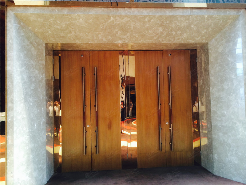 北京新云南皇冠假日酒店宴会厅大门