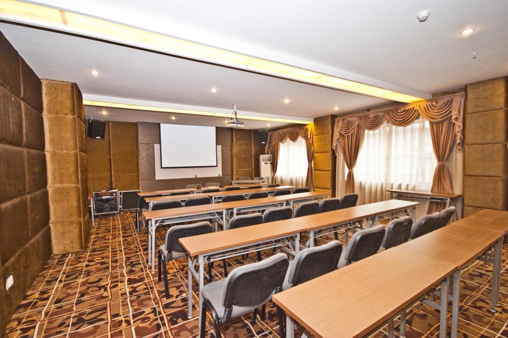 凤凰御庭酒店连锁(成都武侯祠锦里店)(能容纳20人的会议室)