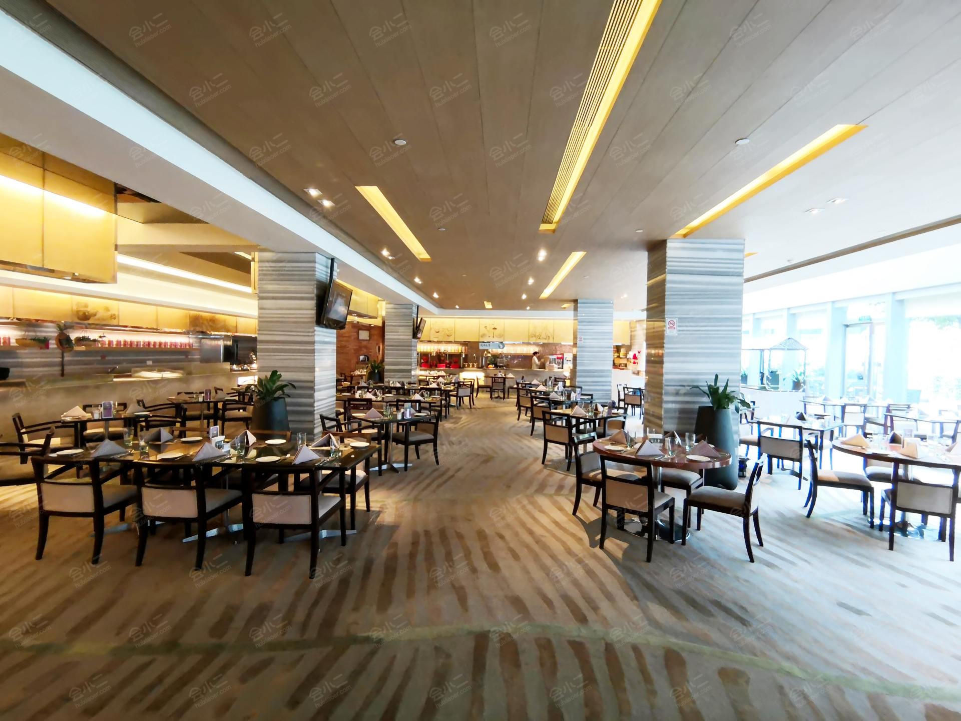 2023皇冠假日酒店51楼西餐厅美食餐厅,装修风格非常老派的奢华。 【...【去哪儿攻略】