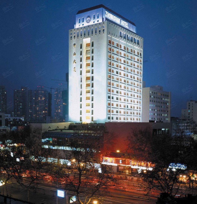 南京中山大厦能容纳110人的会议室