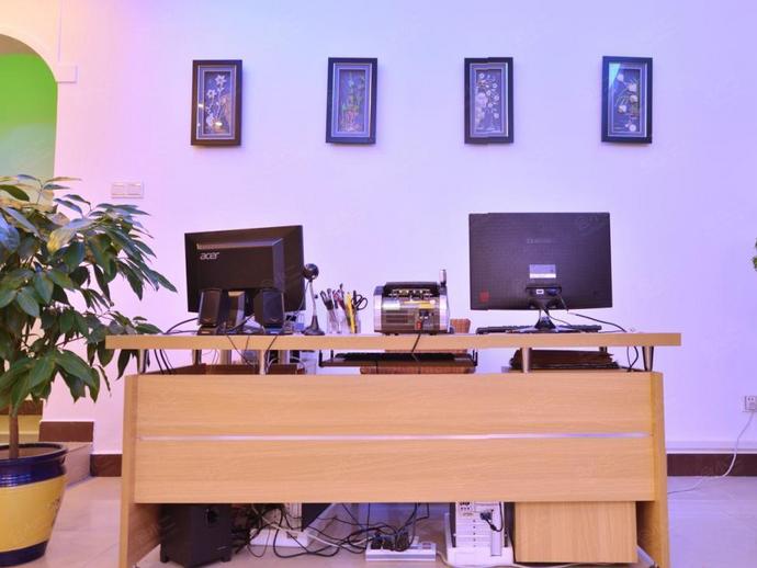 三亚灰色基调爱在旅途别墅酒店大堂