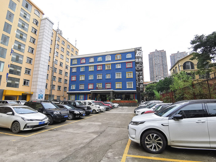 昆明梦景·遇见艺术酒店（昆明滇池海埂公园爱琴海店）十一家具大厦副楼