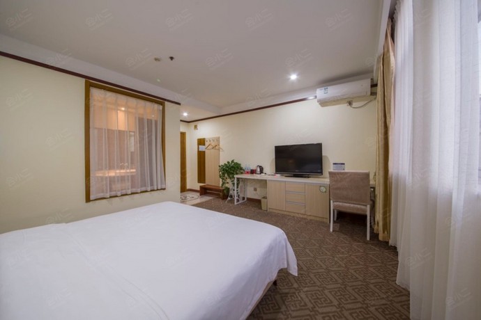 济南绿水间精品酒店阳光市景大床房