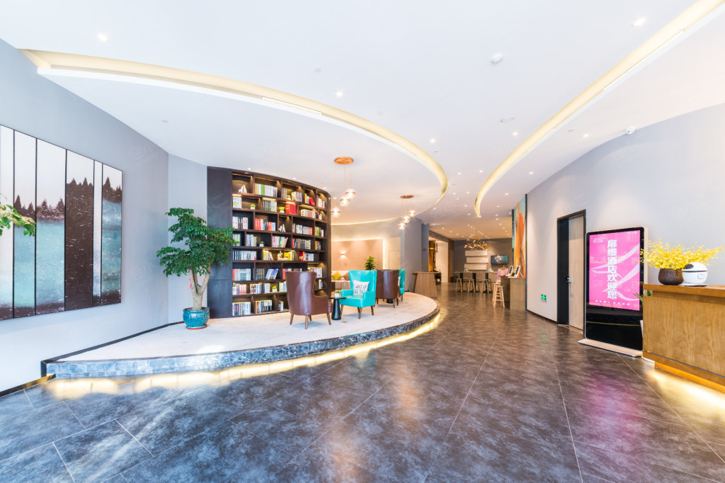 扉缦酒店青岛城阳万象汇店能容纳60人的会议室