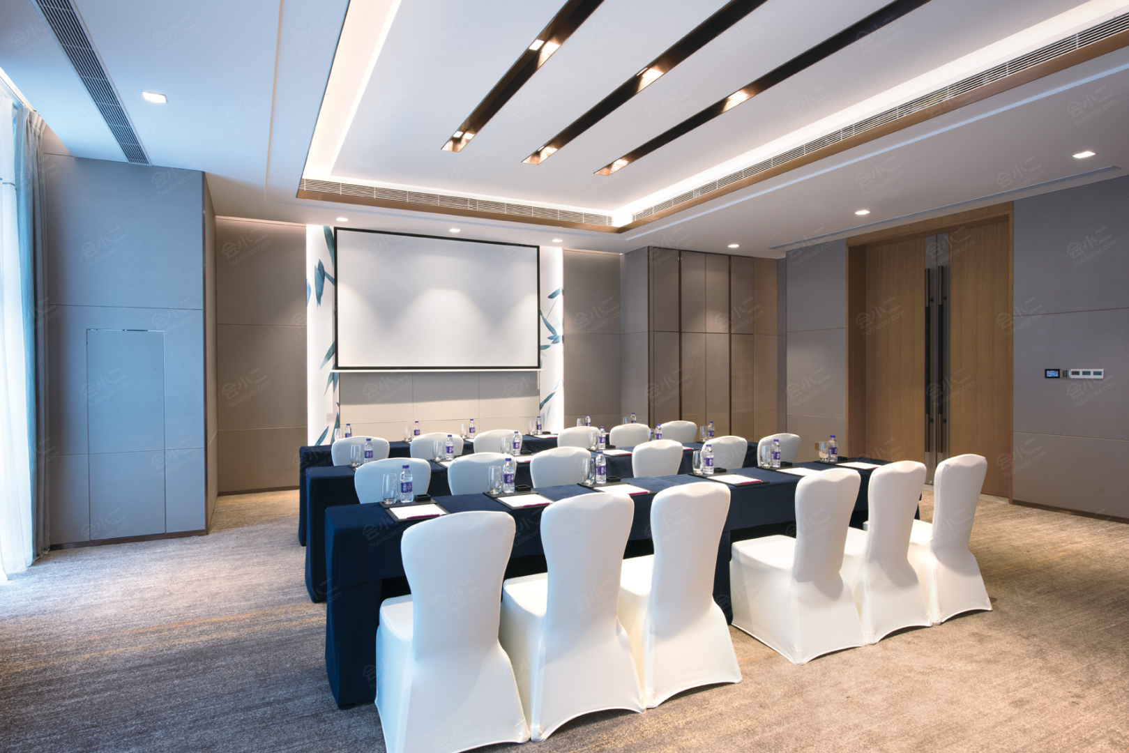 【杭州龙湖皇冠假日酒店】宴会厅_会议酒店_年会场地预订-会小二