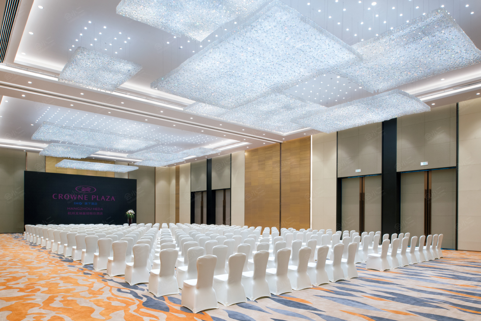 【杭州龙湖皇冠假日酒店】宴会厅_会议酒店_年会场地预订-会小二