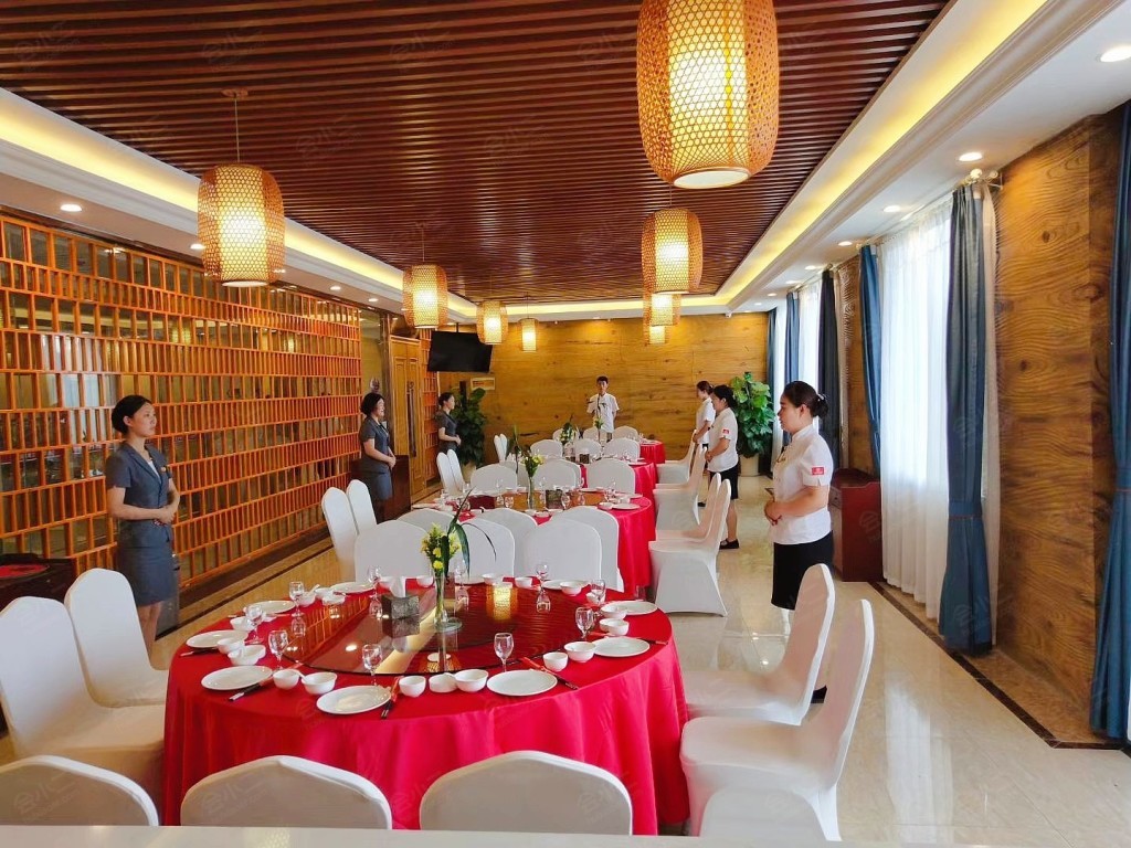 青岛宏运画美文化主题酒店餐厅图片