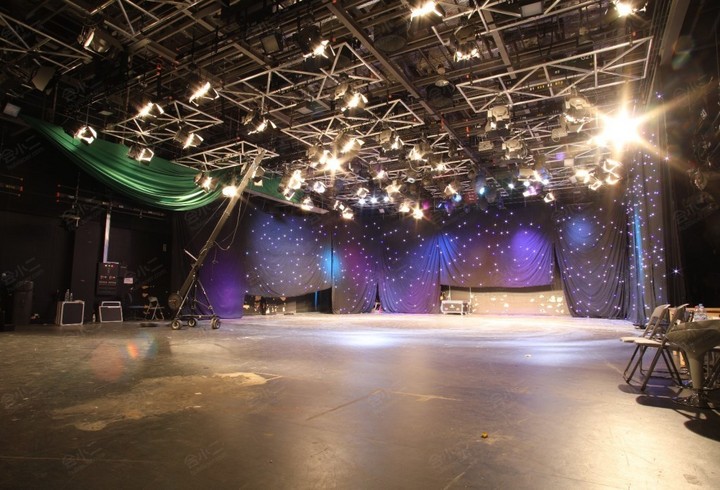 深圳广电龙岗演播中心环境图片