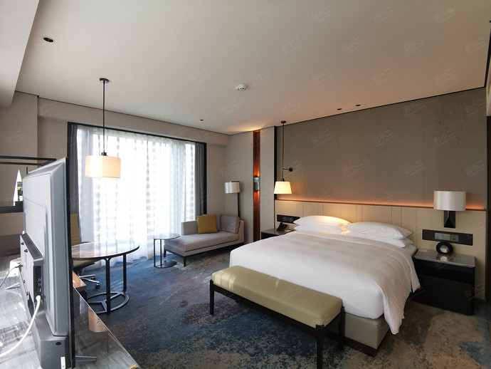 上海中优城市万豪酒店尊贵大床房