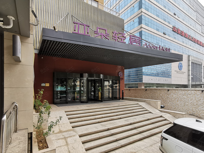 济南解放路亚朵轻居酒店外观