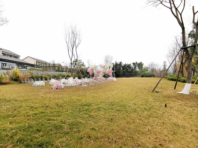 成都东安阁酒店户外草坪2